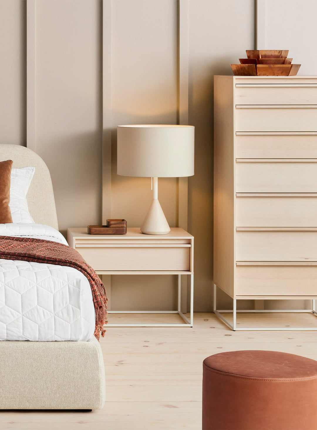 La lampe de table Flask de Blu Dot : base en frêne massif et abat-jour en lin élégant. Blanc