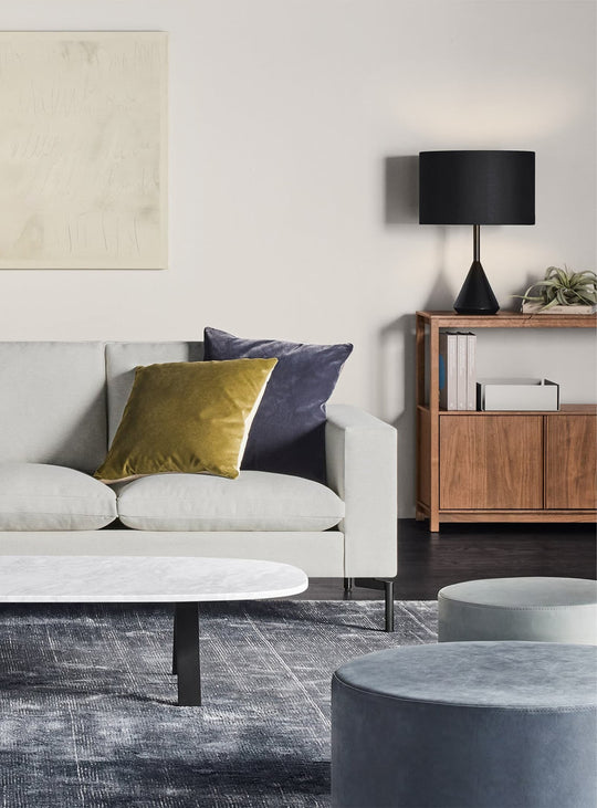 Élégante et raffinée, la lampe de table Flask de Blu Dot sublime votre intérieur. Noir.