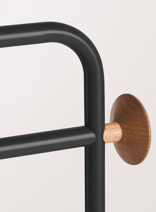 Porte-vêtements Blu Dot Garden Party : équilibre entre style et utilité. noir