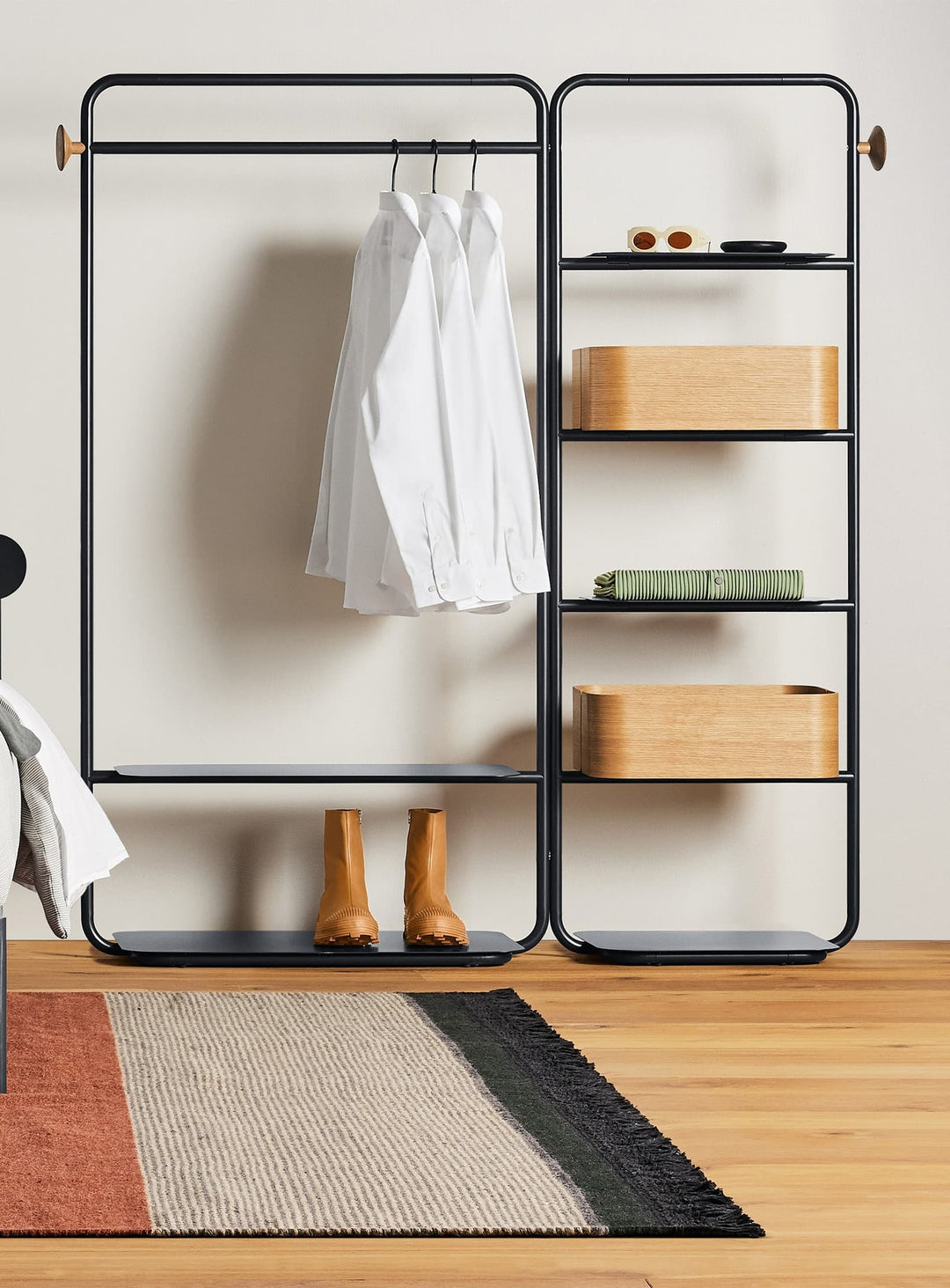 Garde-robe Blu Dot : acier thermolaqué et détails en chêne massif. noir