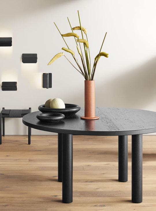 Blu Dot Good Times : table à dîner en noyer ou frêne, simple et puissante. frêne noir