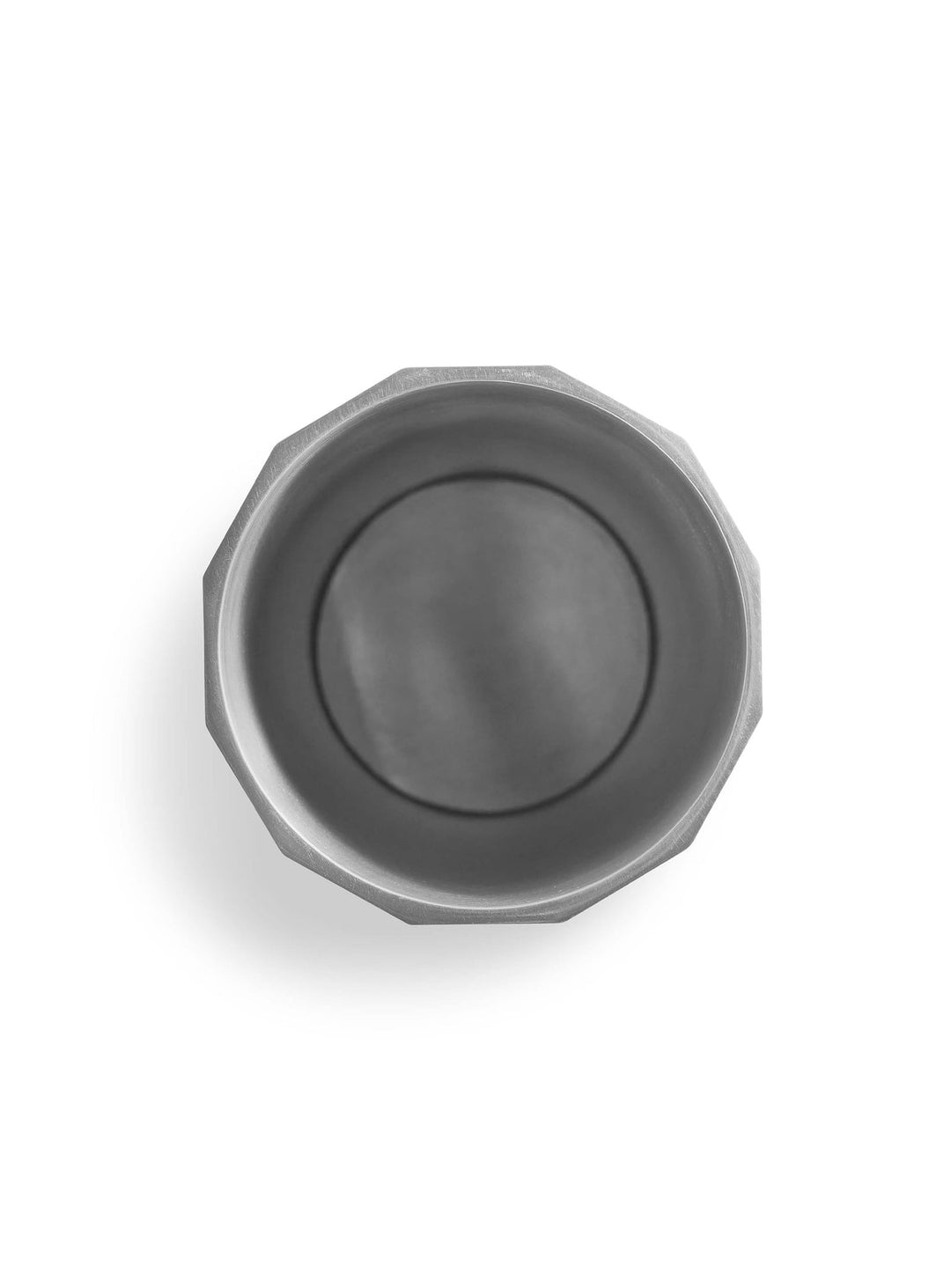 Vase Gussy de Blu Dot : modernité, solidité et éclat raffiné.