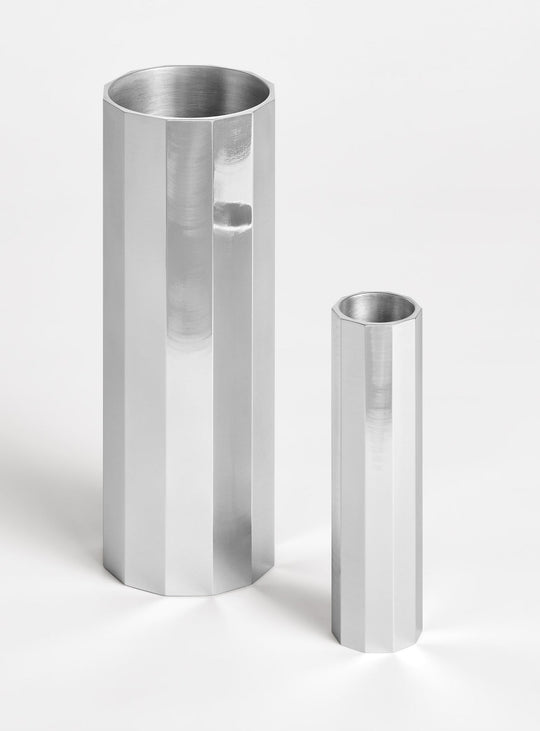 Blu Dot signe le vase Gussy, pièce décorative en aluminium poli.