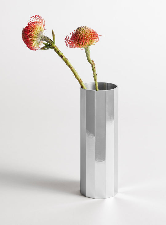 Vase Gussy de Blu Dot : effet graphique et finition haut de gamme.