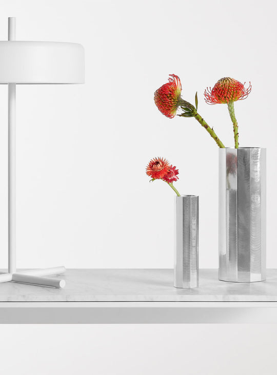 Vase Gussy de Blu Dot : aluminium massif, design lumineux et élégant.
