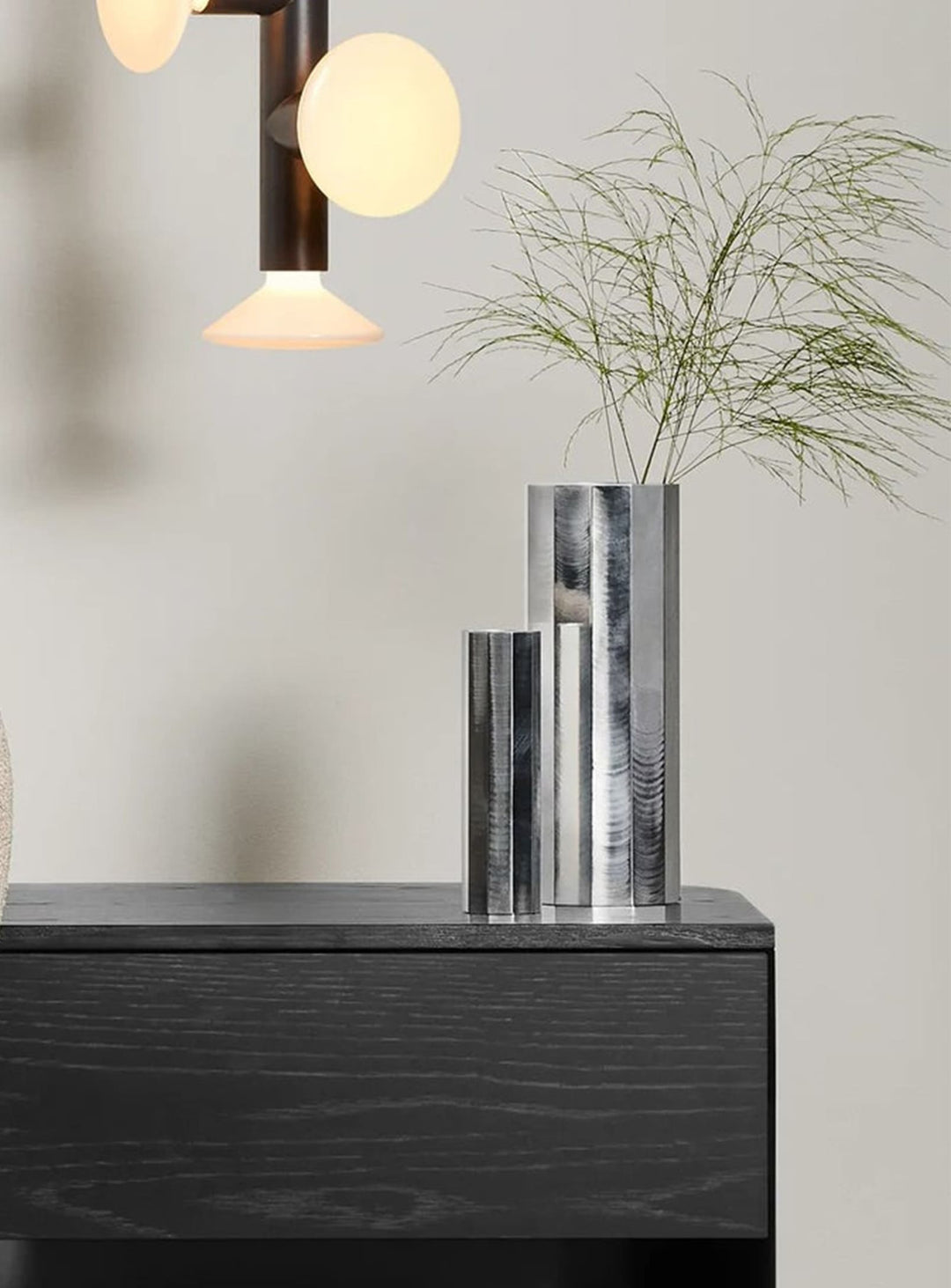Le vase Gussy de Blu Dot, en aluminium massif, illumine votre intérieur avec élégance.