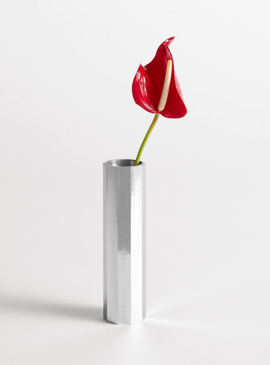 Blu Dot Gussy : vase moderne aux reflets subtils et lignes fines.