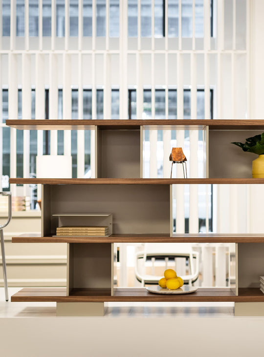 Bibliothèque Happy Day 4 de Blu Dot, design intemporel et matériaux nobles. gris, noyer.