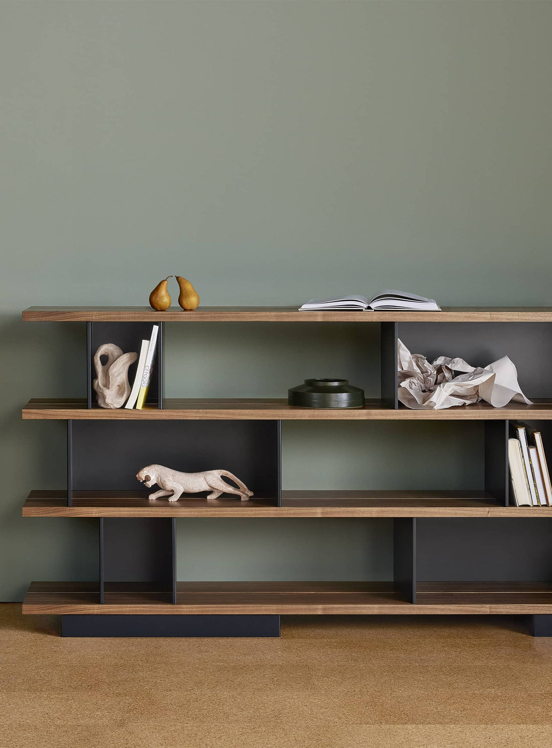 Bibliothèque Happy Day 4 de Blu Dot, design sculptural et fonctionnel. noir, noyer.