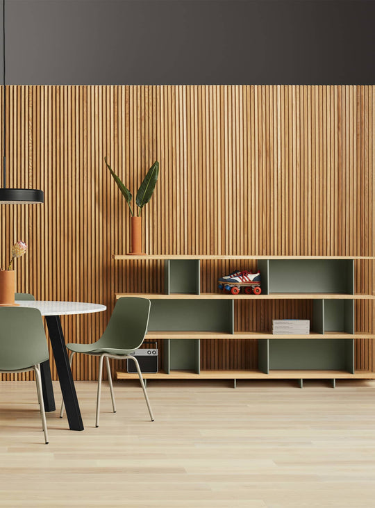 Bibliothèque Happy Day 4 de Blu Dot, équilibre entre design et praticité. vert, chene