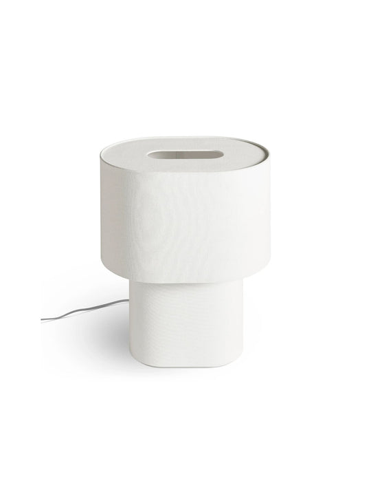 Élégance et chaleur définissent la lampe de table Hilla de Blu Dot. Blanc.