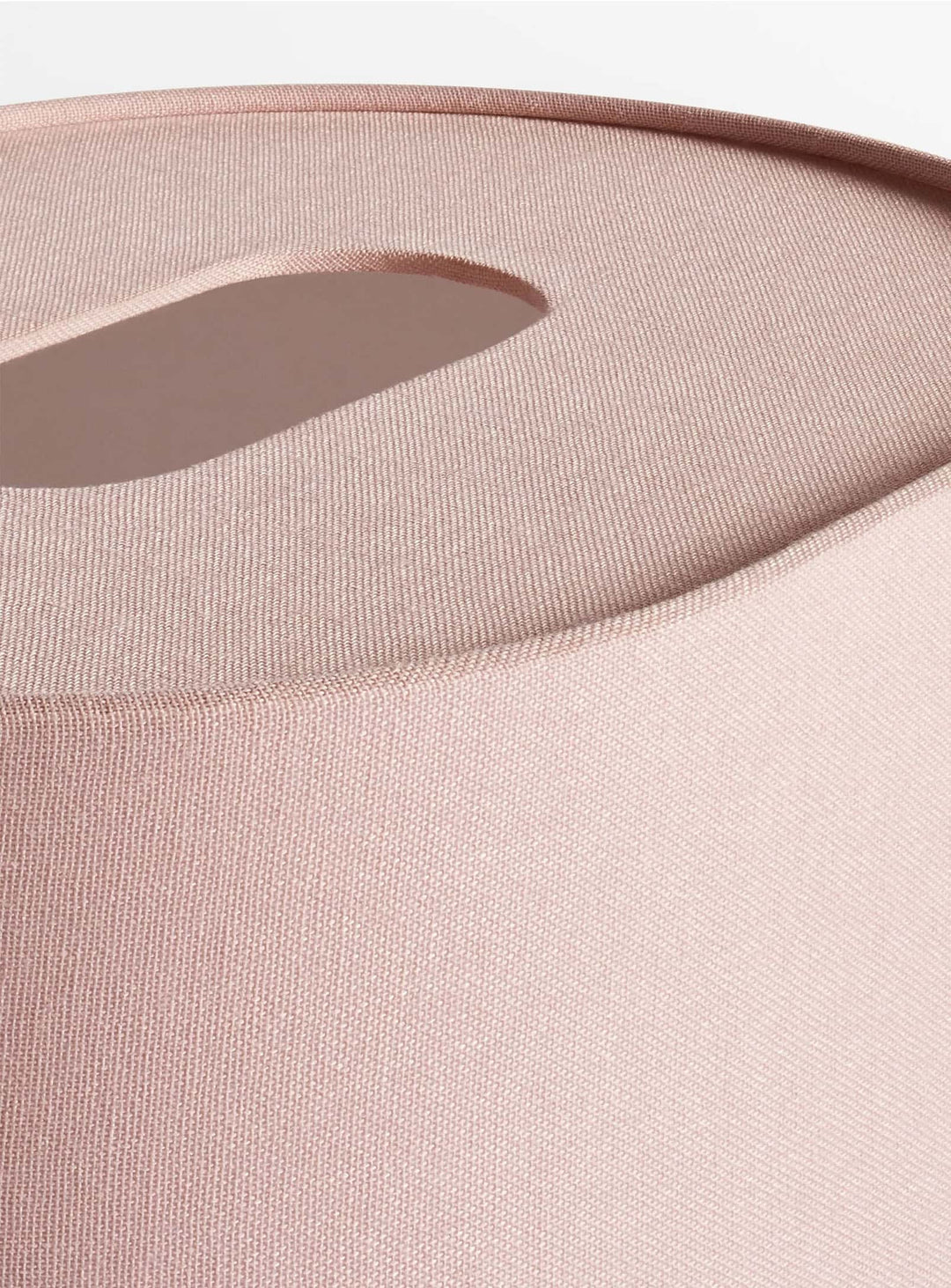 La lampe de table Hilla de Blu Dot : parfaite sur chevet, bureau ou console. Blush.