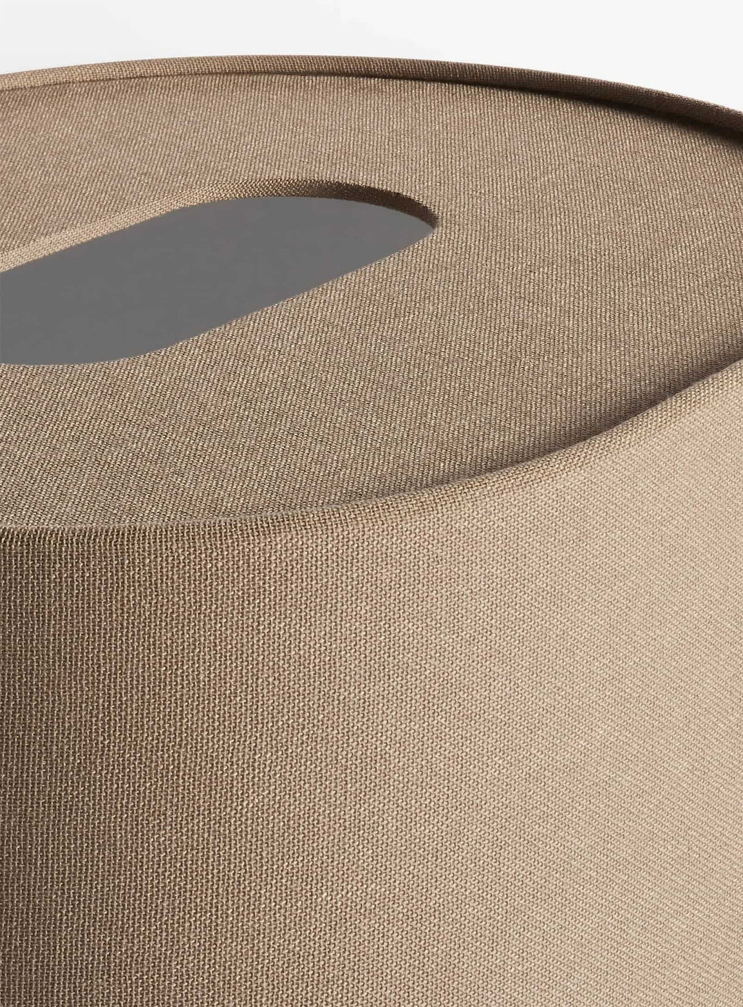 Apaisante et élégante, la lampe de table Hilla de Blu Dot illumine vos intérieurs. olive.