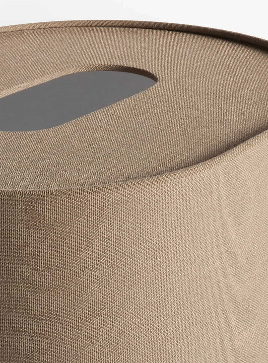 Apaisante et élégante, la lampe de table Hilla de Blu Dot illumine vos intérieurs. olive.