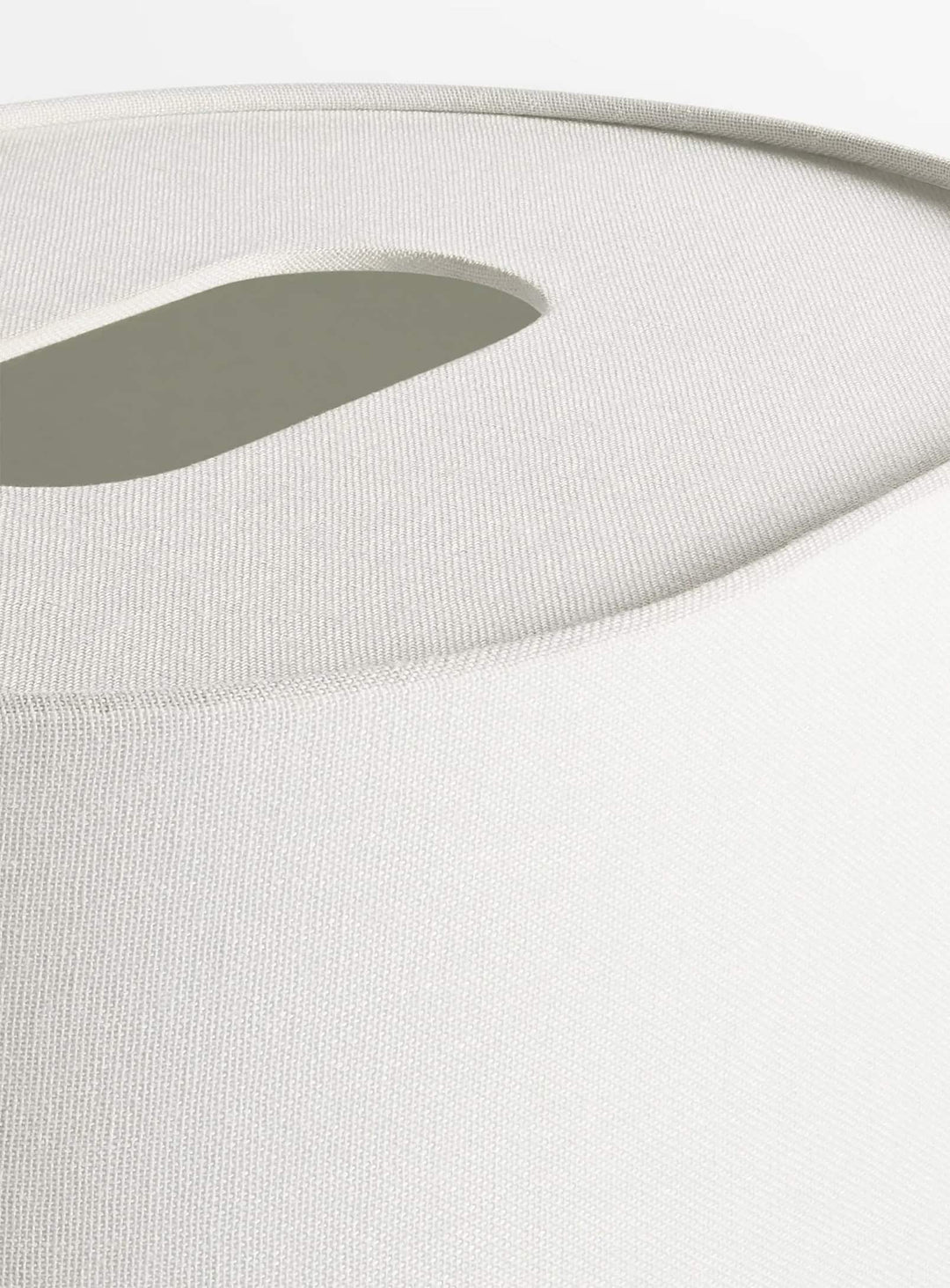 Design épuré et textile raffiné pour la lampe de table Hilla de Blu Dot. Blanc.