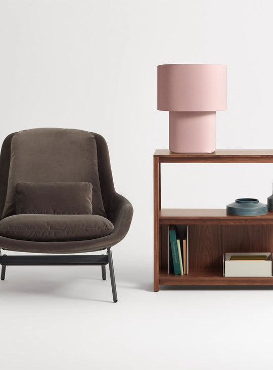 La lampe de table Hilla de Blu Dot : sobriété, douceur et praticité au quotidien. Blush.