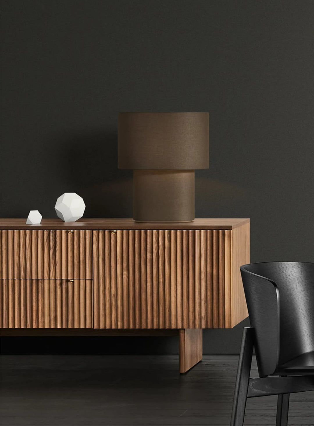 Avec variateur intégré, la lampe de table Hilla de Blu Dot offre une lumière modulable. Olive.