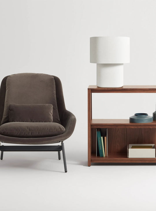 La lampe de table Hilla de Blu Dot : abat-jour en lin et ampoule LED incluse. Blanc.