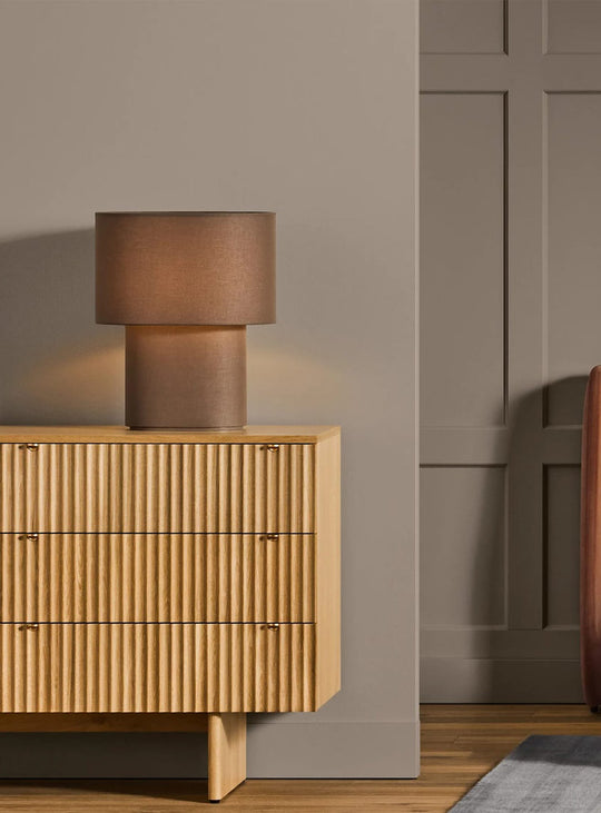 La lampe de table Hilla de Blu Dot : abat-jour en lin et lumière douce et apaisante. Olive