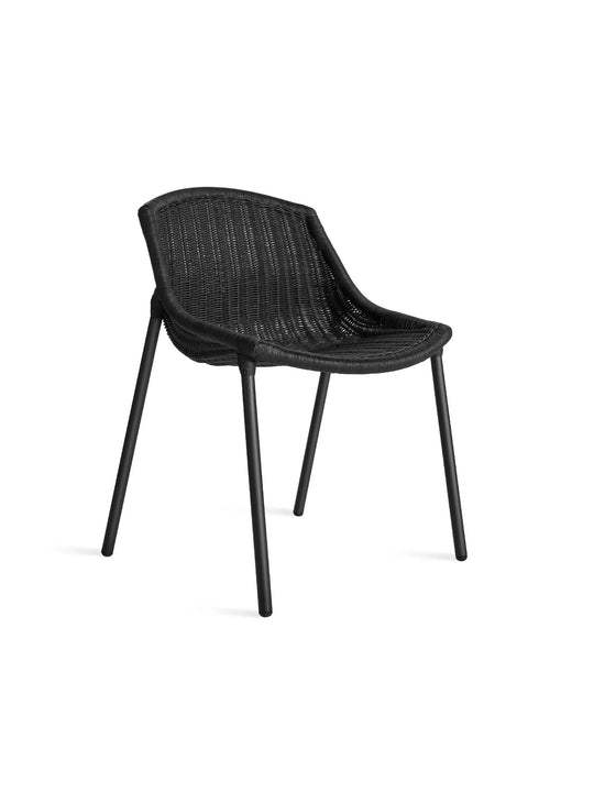 Chaise Hint Blu Dot, style épuré mêlant rotin tressé et structure en acier. noir