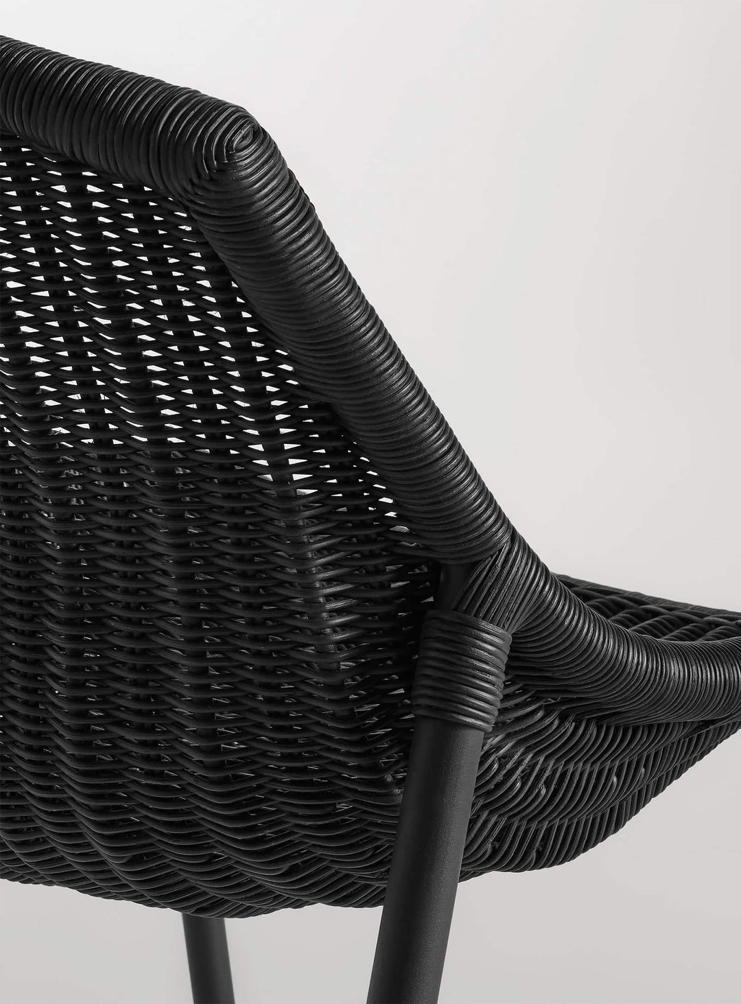 Chaise Hint Blu Dot, design minimaliste et finitions artisanales raffinées. noir