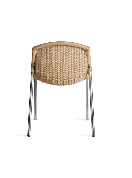 Chaise Hint Blu Dot, rotin tressé à la main et silhouette élégante ouverte. naturel