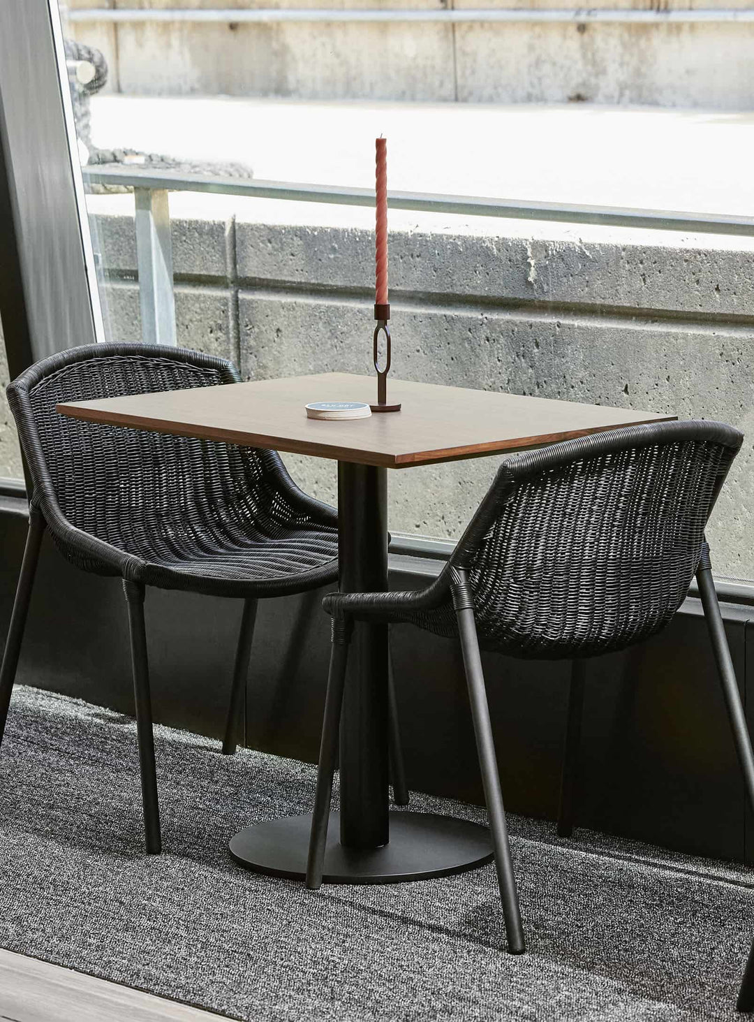Chaise Hint Blu Dot, assise contemporaine idéale pour cuisine ou salle à manger. noir