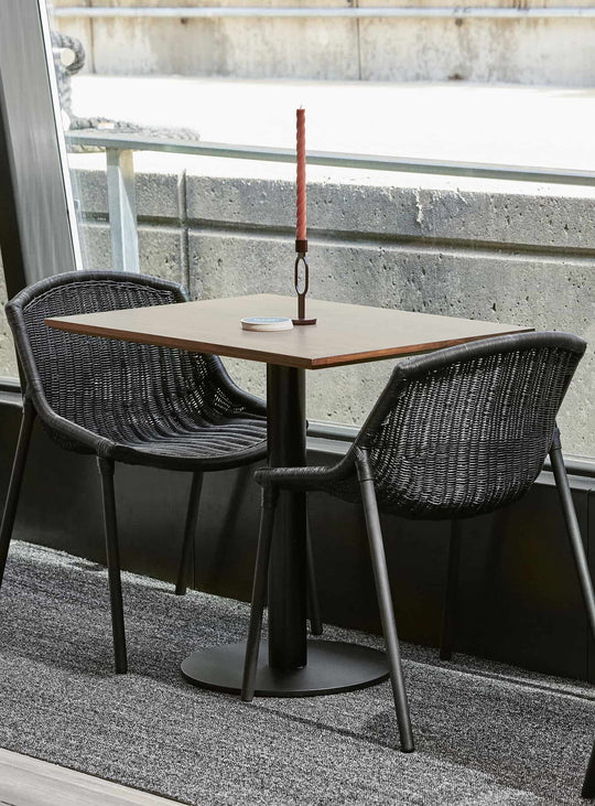 Chaise Hint Blu Dot, assise contemporaine idéale pour cuisine ou salle à manger. noir