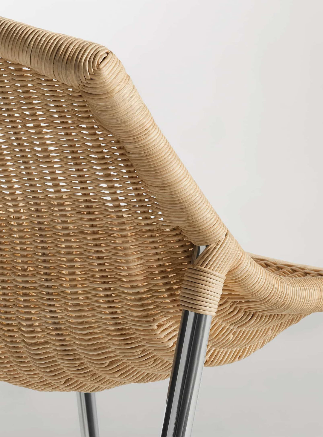 Chaise Hint Blu Dot, chaise intérieure en rotin avec structure acier durable. naturel