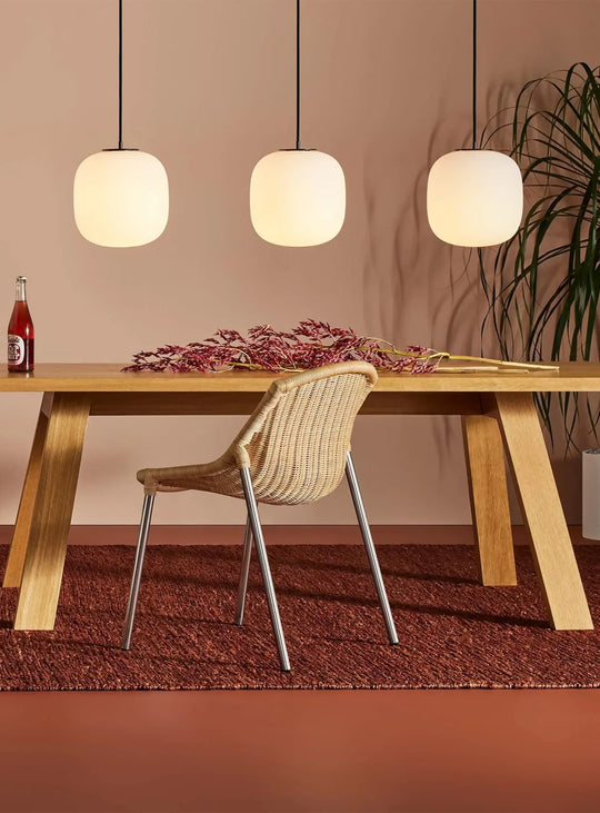 Chaise Hint Blu Dot, mélange parfait entre artisanat et design moderne. naturel