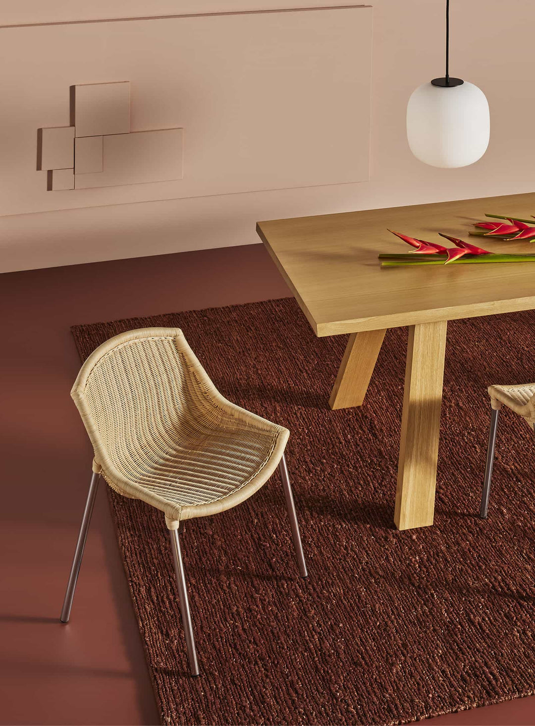 Chaise Hint Blu Dot, design contemporain en rotin tressé et acier minimaliste. naturel