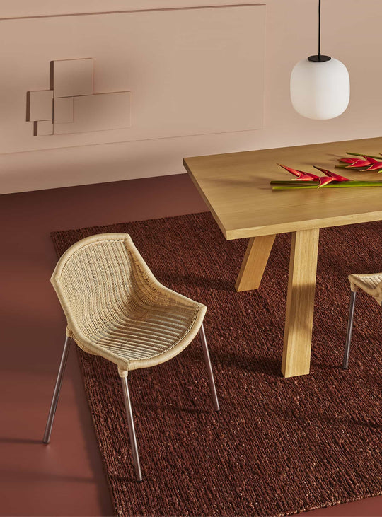 Chaise Hint Blu Dot, design contemporain en rotin tressé et acier minimaliste. naturel