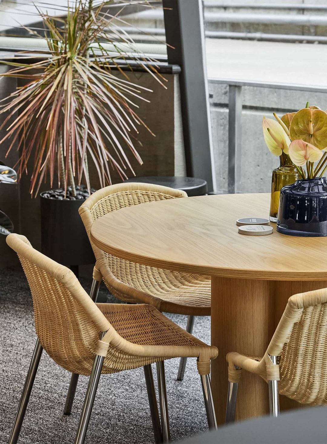 Chaise Hint Blu Dot, chaise élégante avec dossier ajouré en rotin tressé. naturel
