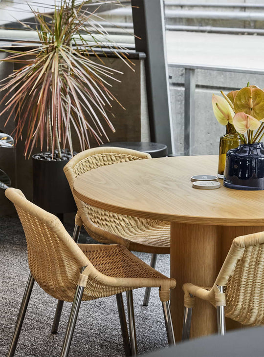 Chaise Hint Blu Dot, chaise élégante avec dossier ajouré en rotin tressé. naturel