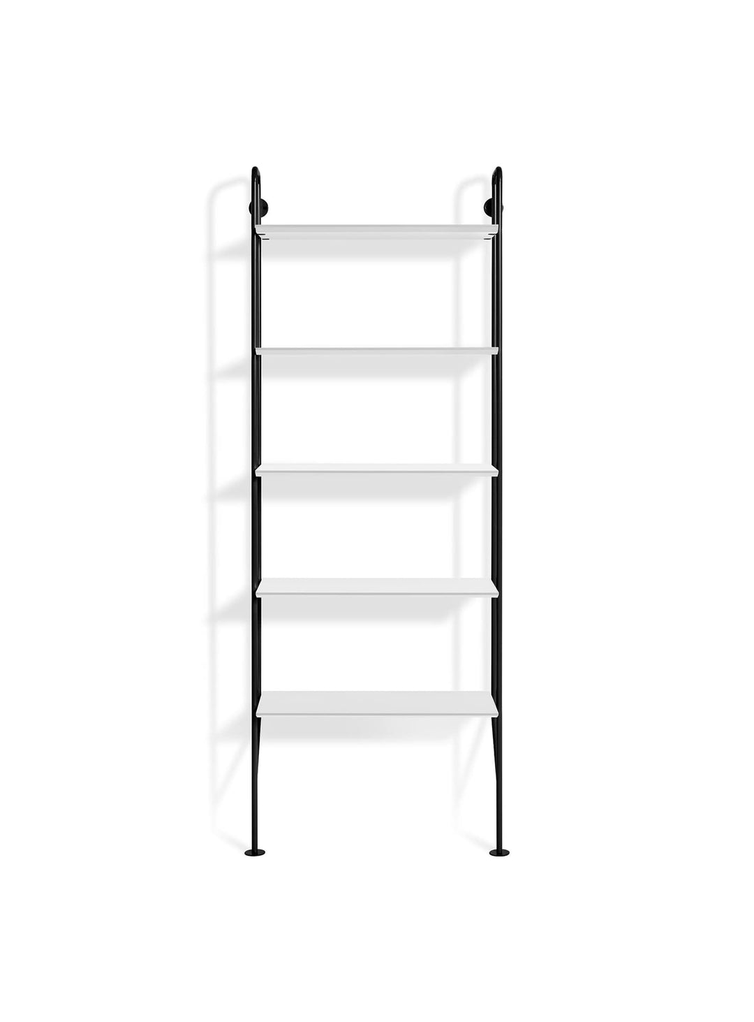 Bibliothèque Hitch de Blu Dot : montants en acier et étagères bois. Noir et blanc.