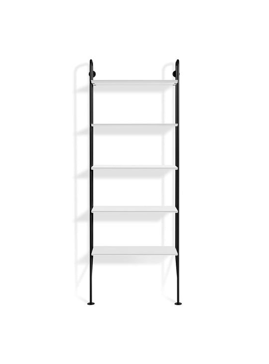 Bibliothèque Hitch de Blu Dot : montants en acier et étagères bois. Noir et blanc.