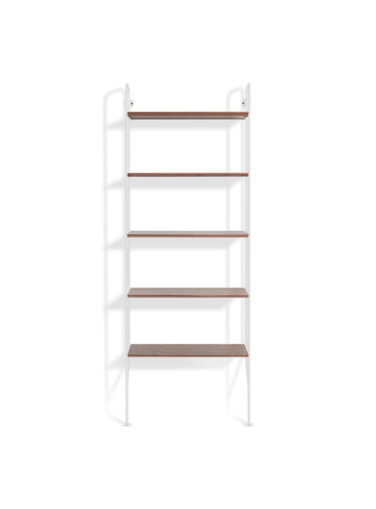 Blu Dot Hitch : bibliothèque murale modulable et contemporaine. Blanc et noyer.