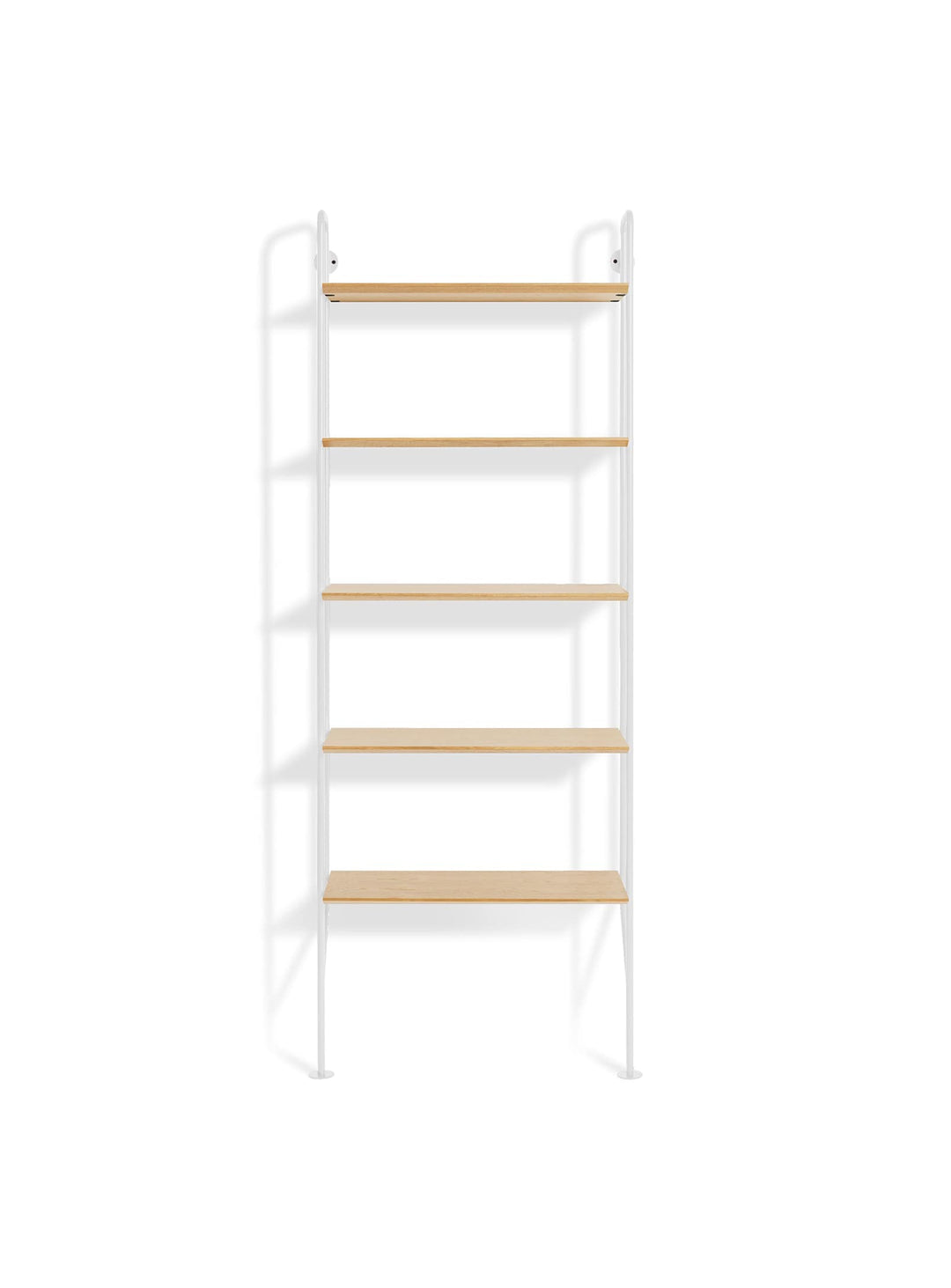 Bibliothèque Hitch de Blu Dot : idéale pour livres et objets décoratifs. Blanc et chêne blanc.