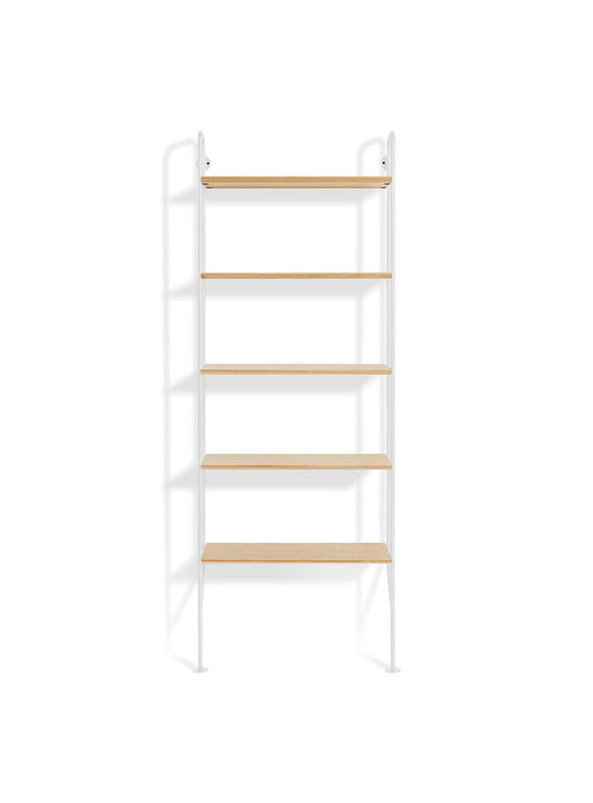 Bibliothèque Hitch de Blu Dot : idéale pour livres et objets décoratifs. Blanc et chêne blanc.