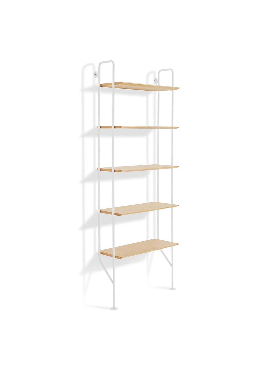 Blu Dot Hitch : bibliothèque en noyer, chêne blanc ou finition laquée. Blanc et chêne blanc.