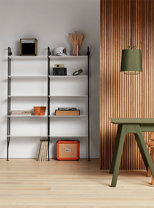 Bibliothèque Hitch de Blu Dot : design aérien et rangement généreux. Noir et blanc.