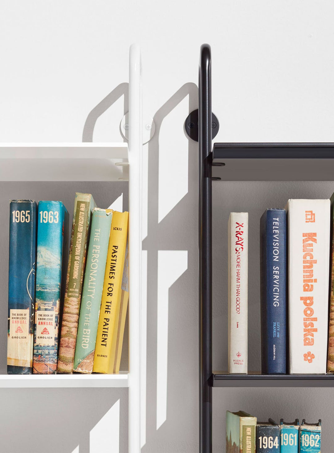 Bibliothèque Hitch de Blu Dot : équilibre entre fonctionnalité et design. Blanc