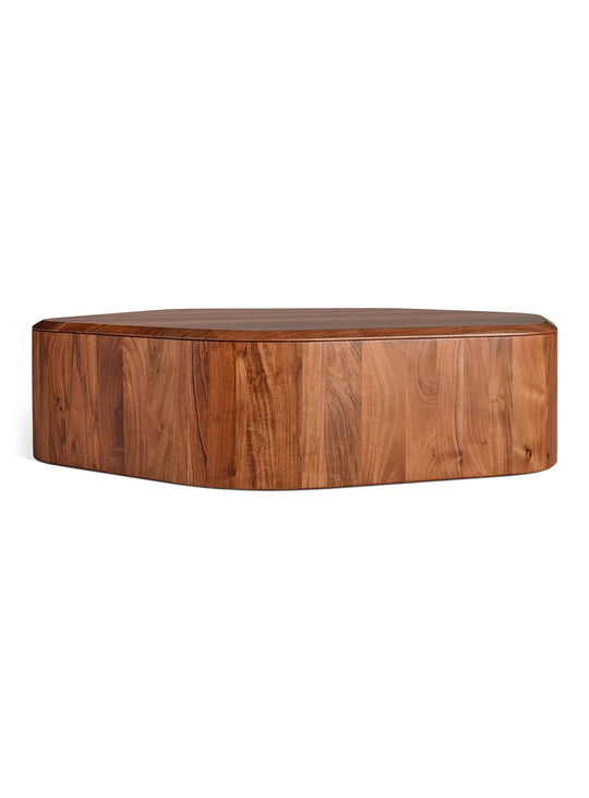 Découvrez la table à café Hoard de Blu Dot en bois massif aux lignes organiques et épurées. acacia