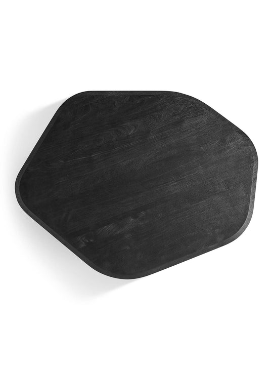 La table à café Hoard de Blu Dot associe bois massif, design sculptural et finitions soignées. noir