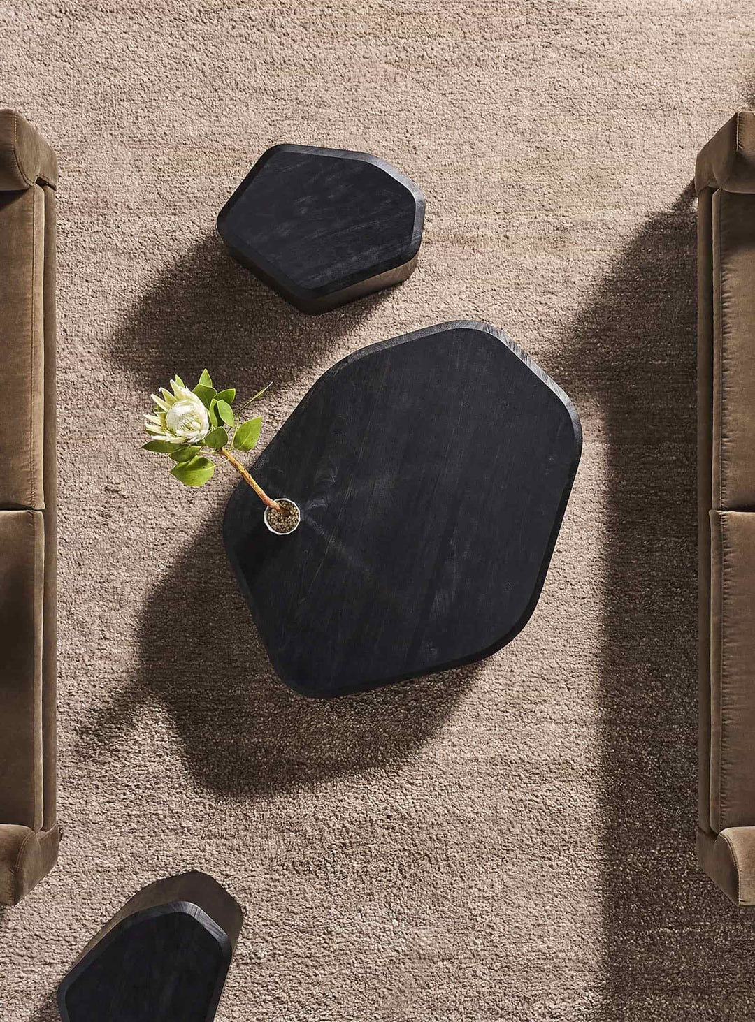 Table à café Blu Dot Hoard en bois d'acacia massif au design sculptural et intemporel. noir
