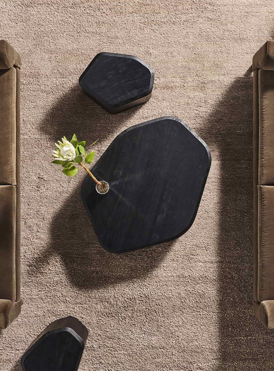 Table à café Blu Dot Hoard en bois d'acacia massif au design sculptural et intemporel. noir
