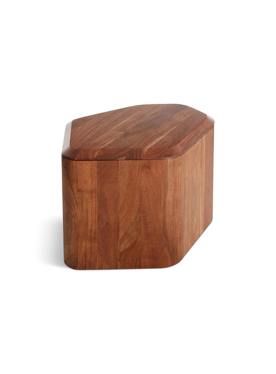 Table d'appoint Hoard de Blu Dot avec plateau amovible et espace de rangement intégré en bois massif. acacia