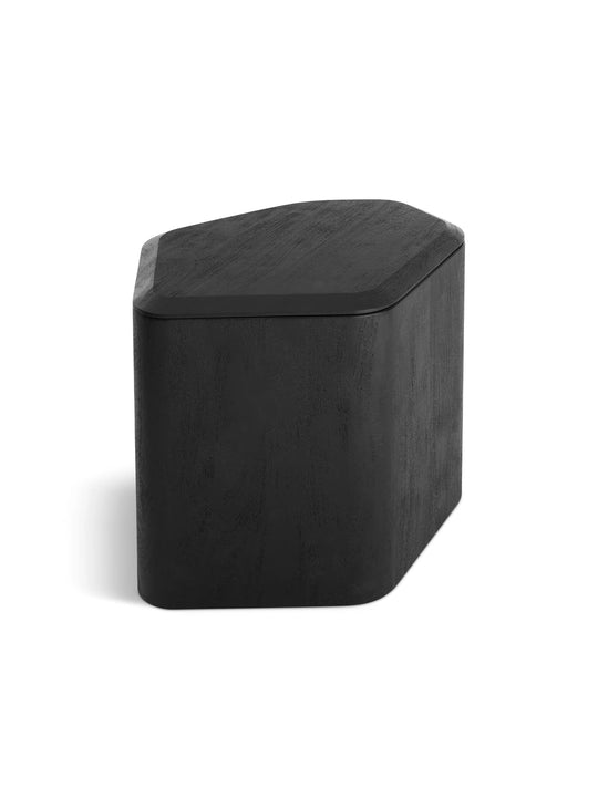 La table d'appoint Hoard de Blu Dot allie bois massif, rangement discret et design contemporain. noir
