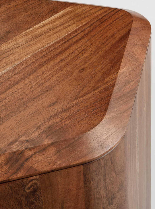 La table d'appoint Blu Dot Hoard combine rangement caché, bois massif et lignes sculpturales. acacia