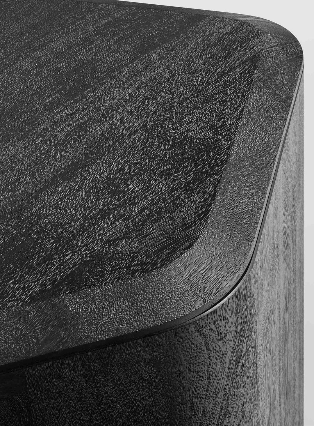 Table d'appoint Hoard Blu Dot avec espace de rangement intégré et plateau amovible en bois. noir
